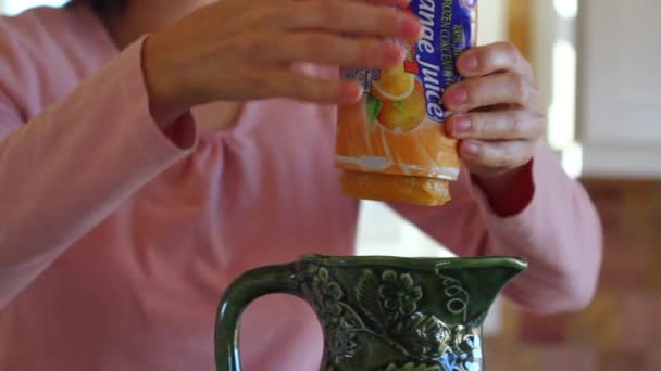 Mujer hace jugo de naranja — Vídeos de Stock