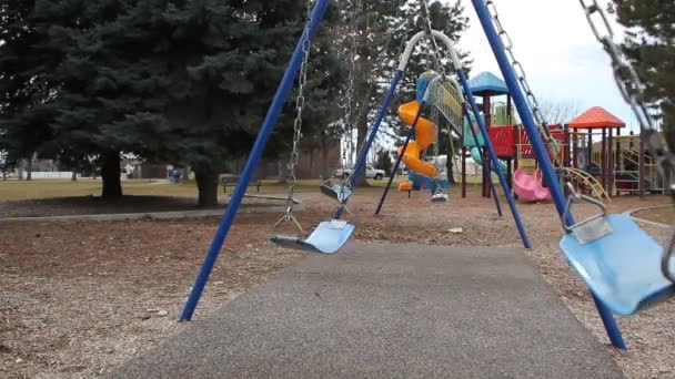 Columpios vacíos en el parque — Vídeos de Stock