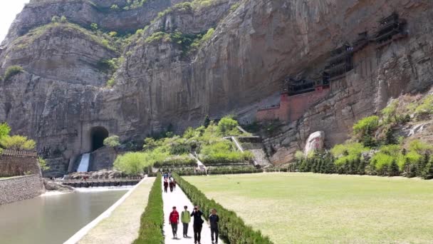 Touristen besuchen den hängenden Tempel — Stockvideo