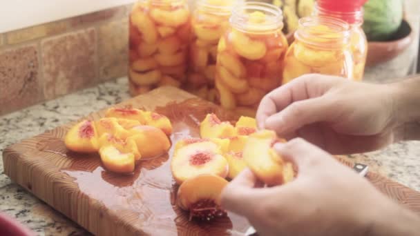 Жінка зачистки персики — стокове відео