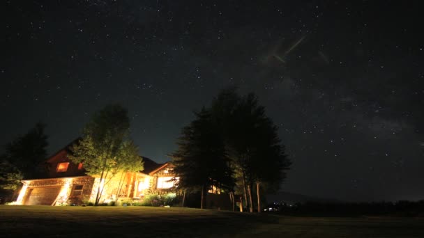 Sternenhimmel über einem Haus — Stockvideo