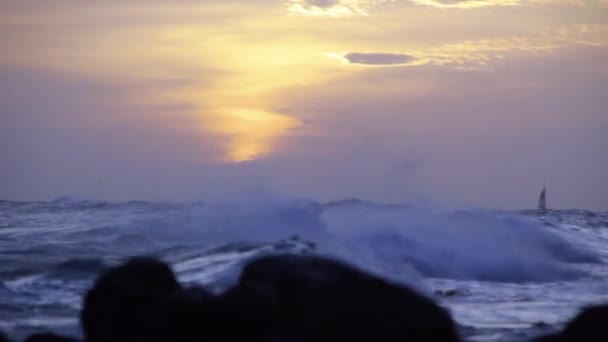 Surfer und ein Segelboot bei Sonnenuntergang — Stockvideo