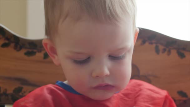 Niño comiendo un plátano y cereales — Vídeo de stock