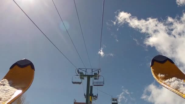 Homem monta até um elevador de cadeira — Vídeo de Stock