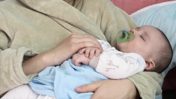 Moeder rotsen baby te slapen — Stockvideo