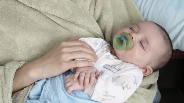 Madre rocce bambino a dormire — Video Stock