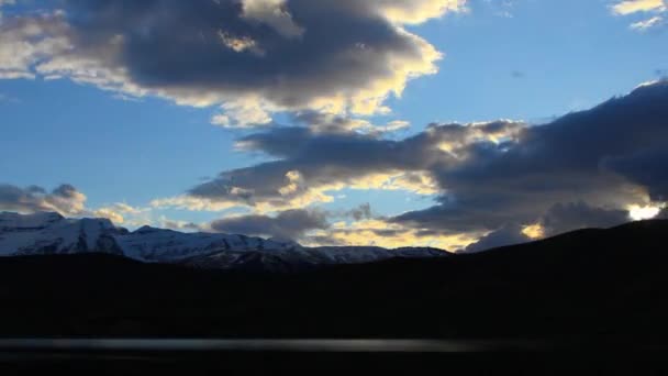 Nuvens movendo-se sobre a montanha — Vídeo de Stock