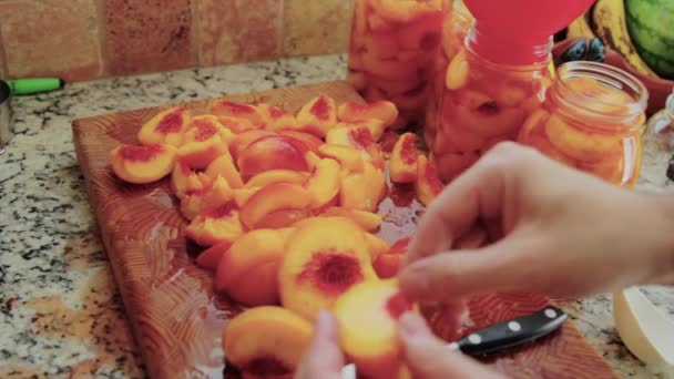 Сдирающие персики — стоковое видео