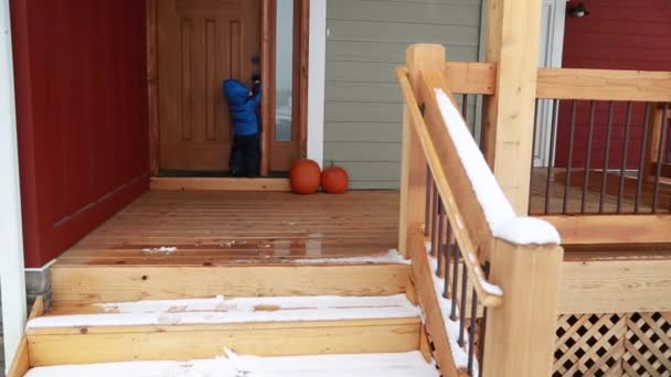 Niño jugando en el patio de casa — Vídeo de stock