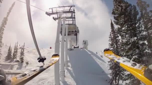 Man getting off chair lift — Stock Video