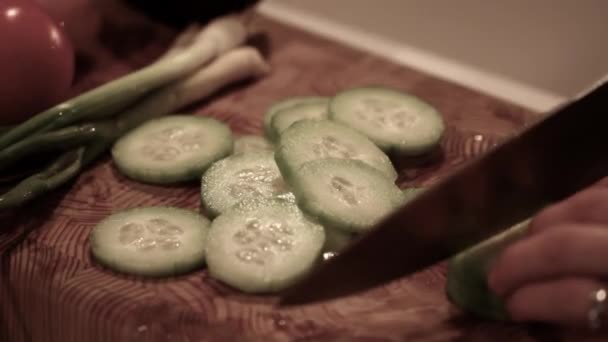 Vrouw snijden van groenten — Stockvideo
