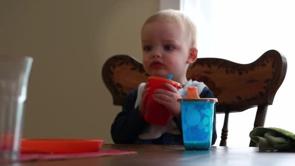 Toddler eating breakfast — Stock Video