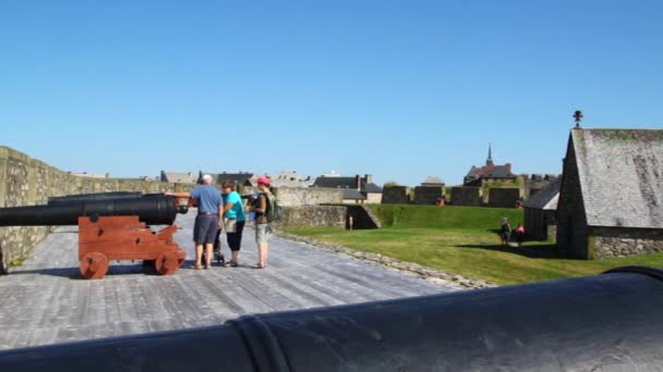 Toeristen bezoeken een vesting van Louisbourg — Stockvideo