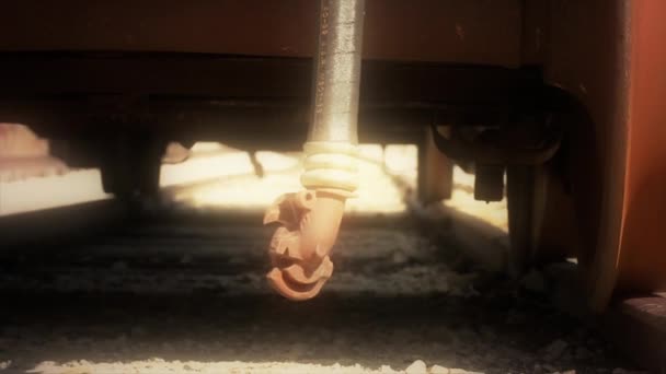Starý vlak na kolejích — Stock video