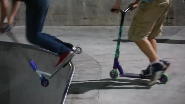 Підліткові тренування трюки в скейт-парку — стокове відео