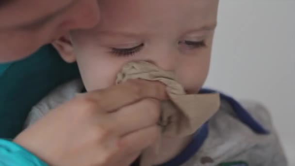 Niño comiendo helado — Vídeo de stock