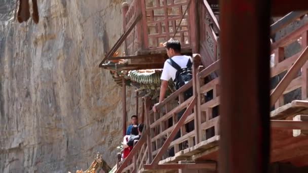 Touristes visitant le temple suspendu — Video