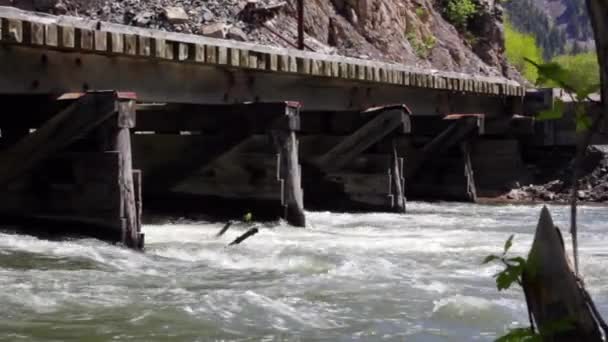 Puente del tren sobre el río inundado — Vídeos de Stock