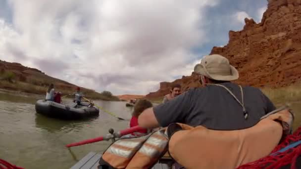 Timelapse de l'aviron en aval de la rivière sur les radeaux — Video