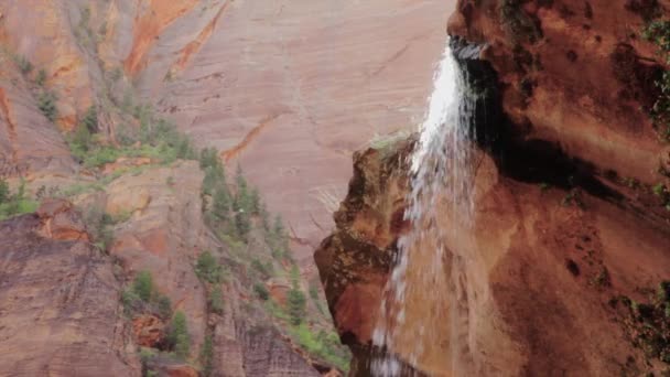 Schöner smaragdgrüner Wasserfall — Stockvideo