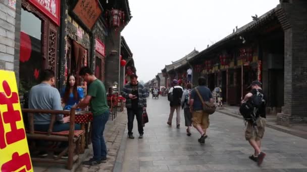 Touristen in der antiken Stadt in Pingyao China — Stockvideo