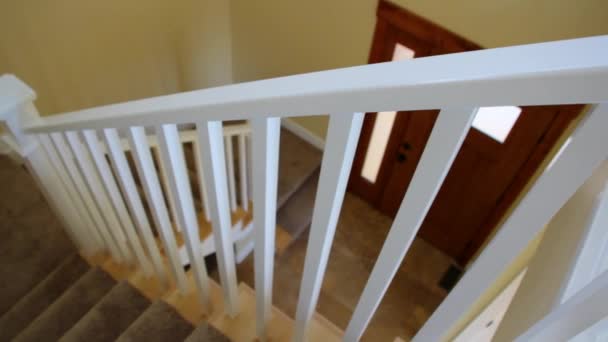 在家里铺着地毯的楼梯 — 图库视频影像