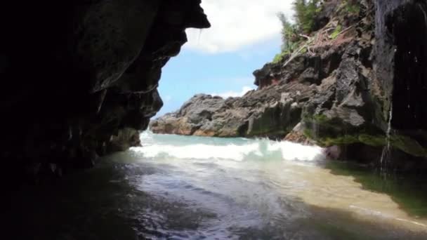 Tropiska hav grotta — Stockvideo