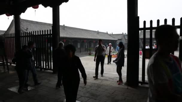 Turistas en la antigua ciudad de Pingyao China — Vídeo de stock