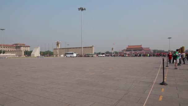 Tourists in Tiananmen square — Stock Video