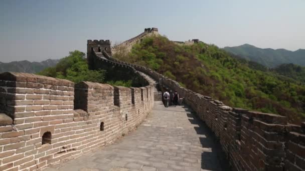 Touristen auf der großen Mauer aus China — Stockvideo