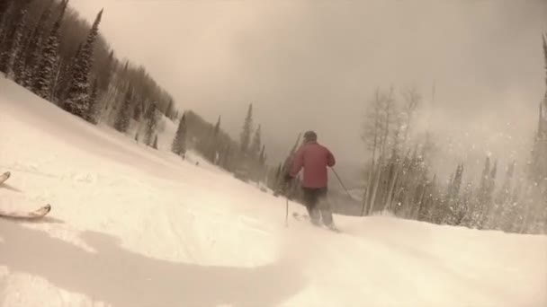 Hombre esquiando en estación de esquí — Vídeo de stock
