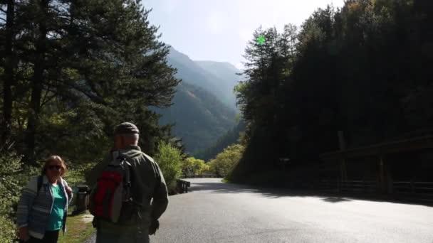 Los turistas visitan un valle de jiuzhaigou — Vídeo de stock