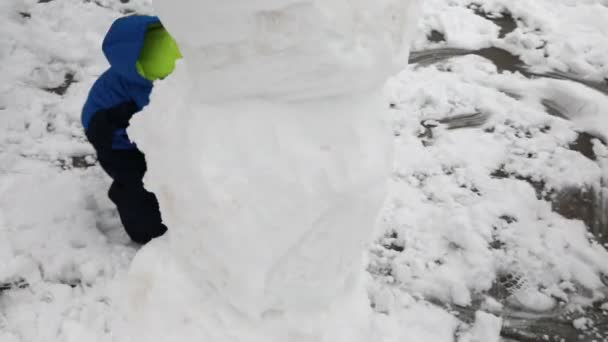 Toddler making snowman — Stock Video