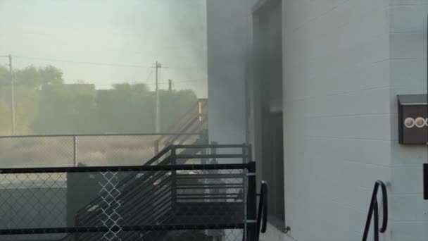 Дым внутри склада — стоковое видео