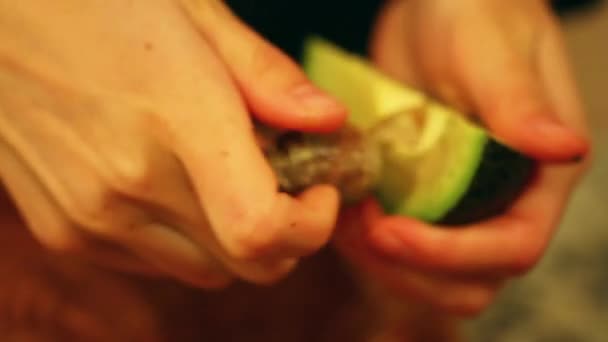 Žena řezů avokádo — Stock video