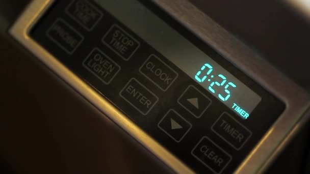 Timer sul forno a microonde dolly shot — Video Stock