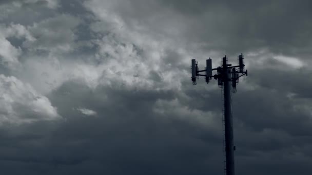 Nubes moviéndose detrás de una gran antena de torre celular — Vídeos de Stock