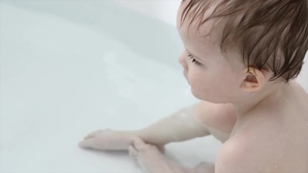 Junge wird in der Badewanne sauber — Stockvideo