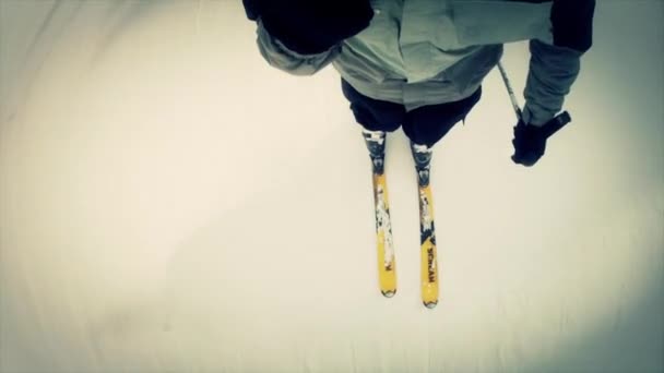 Man skidåkning på ski resort — Stockvideo