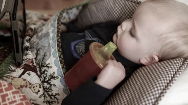 Niño enfermo viendo la tableta — Vídeos de Stock