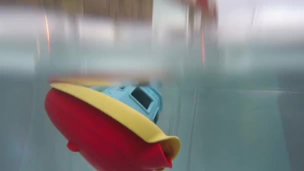 温水浴槽でのおもちゃのボート — ストック動画