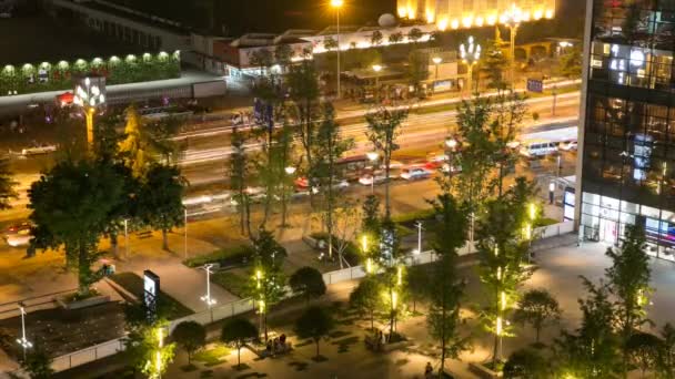 Tráfico en una calle de la ciudad — Vídeos de Stock