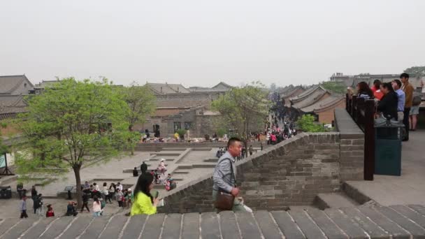 Touristen in der antiken Stadt in Pingyao China — Stockvideo