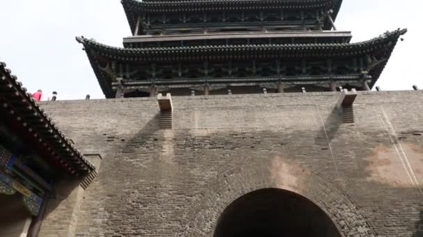 Turisté ve starověkém městě Pingyao — Stock video