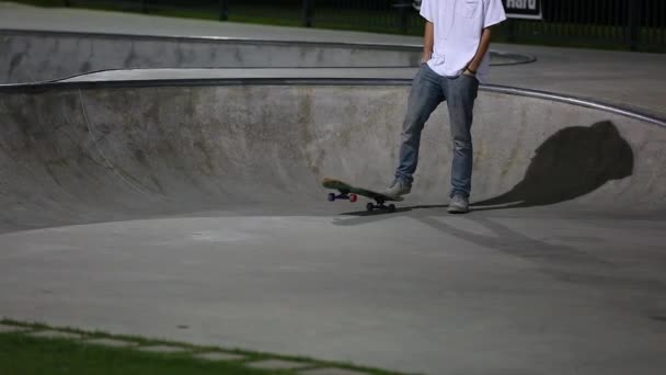 Teen practice tricks at skate park — Stock Video