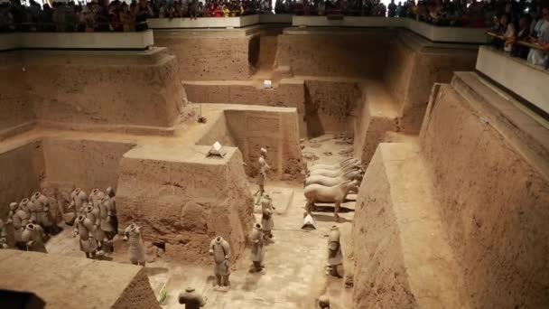 Turistas no Museu do Guerreiro Terracota — Vídeo de Stock