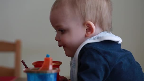 Étkezés reggeli kisgyermek — Stock videók