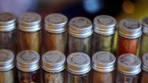 Kryddor i en kryddhylla närbild — Stockvideo