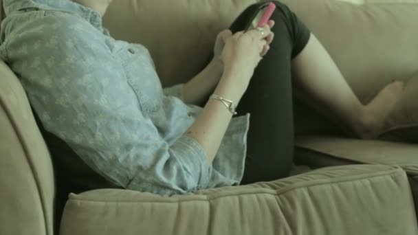Cep telefonuyla kadın manifatura — Stok video