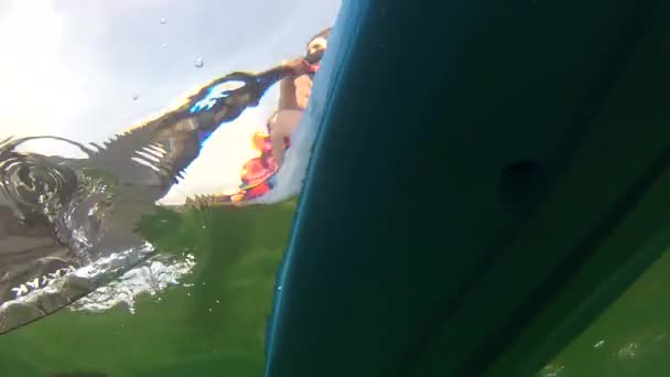 Kayak flota en la superficie del mar — Vídeos de Stock